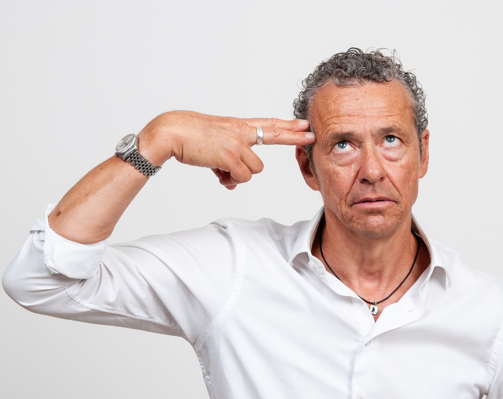 Werbetexter, der sich die Finger an den Kopf hält